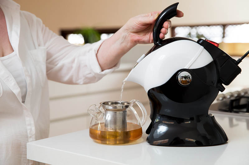 Pouring the Uccello Kettle